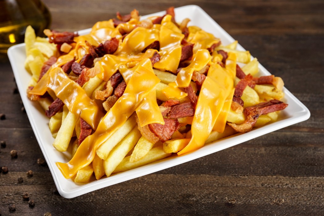 Batata Frita com cheddar e bacon: Uga Buga Lanches Igara